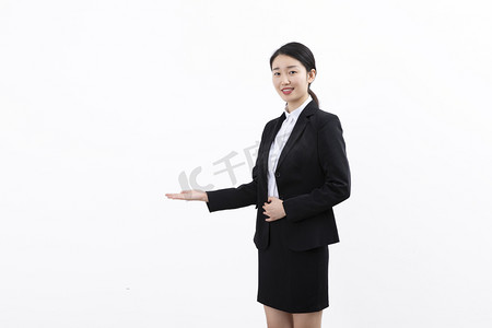 金融女性摄影照片_商务工作日前台小姐接待欢迎摄影图配图