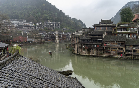 春谷雨摄影照片_春至沱江白天湘西凤凰城雨中沱江全景摄影图配图