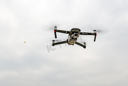 飞行中的无人机阴天无人机汉口江滩仰拍摄影图配图