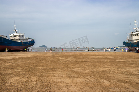海洋上的轮船摄影照片_沙滩上停靠的轮船白天轮船沙滩无摄影图配图