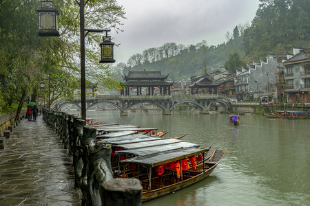 沱江春雨白天湘西沱江雨中沱江全景摄影图配图