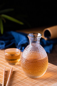 白酒果酒夜晚酒壶酒杯室内静物摆拍摄影图配图