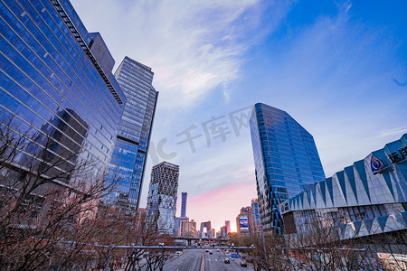 新型产业摄影照片_北京黄昏国贸CBD建筑群户外地标夜景打卡摄影图配图