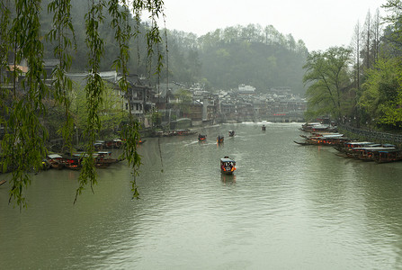 凤凰古镇摄影照片_沱江春雨白天湖南凤凰城雨中沱江全景摄影图配图