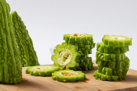 凉瓜煲排骨摄影照片_果蔬蔬菜凉瓜下火绿色蔬菜摄影图配图