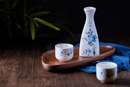 白酒夜晚酒杯酒壶白酒白天静物摆拍摄影图配图