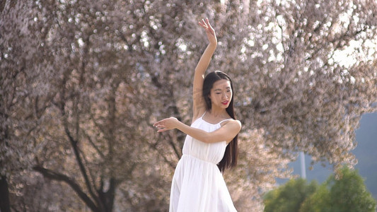 春天摄影照片_美女在樱花树下跳舞
