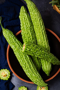 凉瓜绿色蔬菜下火饮食摄影图配图