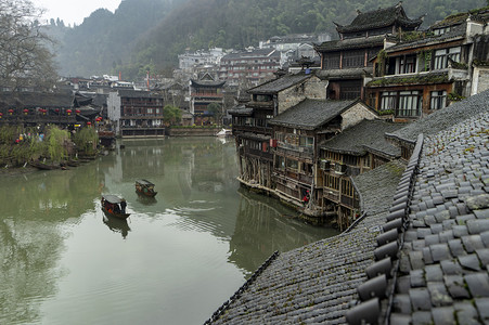 初春的凤凰古城白天湘西凤凰城沱江春雨全景摄影图配图