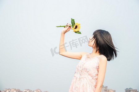 黄色花朵图片摄影照片_夏季夏天早上女孩和向日葵户外赏花摄影图配图