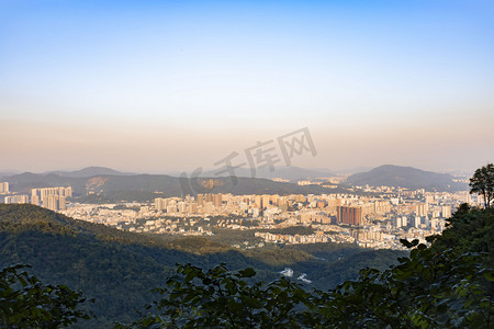 广州塔旅游摄影照片_白云山下午城区城市俯瞰摄影图配图