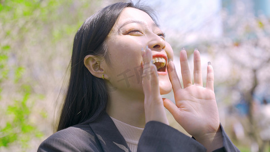 大喊摄影照片_年轻职业白领女性成功开心呐喊呼唤人像