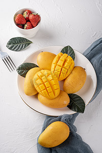 热带芒果摄影照片_水果美食芒果桌子花刀摄影图配图
