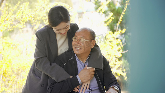 重阳节老人卡通人物摄影照片_凉亭里女儿陪伴父亲捶背拥抱温馨家人人像