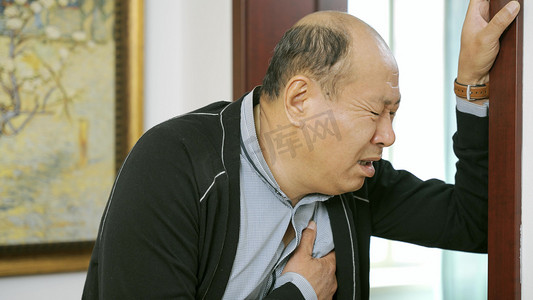 老年人心脏病发作突发扶墙胸闷疾病突发人像
