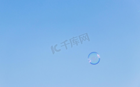 透明气泡摄影照片_泡泡白天气泡户外水泡摄影图配图