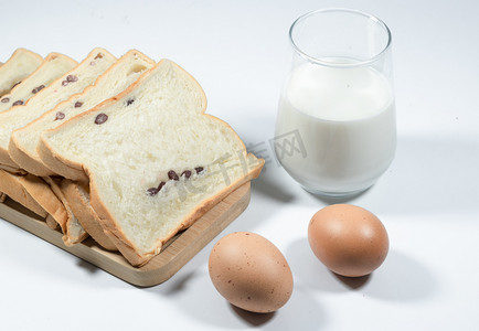 早餐面包鸡蛋牛奶白天面包牛奶鸡蛋餐厅吃早餐摄影图配图