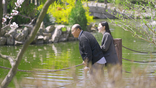 开春春天父女湖边观赏风景踏青郊游温馨人像