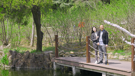 重阳节摄影照片_开春春天父女湖边观赏风景踏青郊游温馨人像