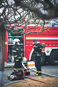 消防员马路上救火摄影照片_消防白天消防员现场战斗摄影图配图