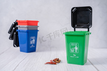 青色公益摄影照片_公益环保垃圾分类卫生垃圾箱摄影图配图