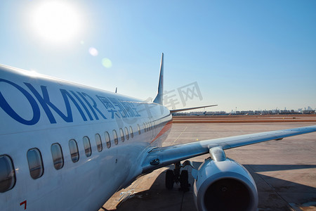 飞机高空摄影照片_机场飞机下午飞机机场无摄影图配图