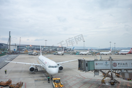 京城摄影照片_机场傍晚飞机停机坪旅客摄影图配图