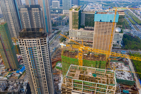 高楼俯视摄影照片_武汉城市建筑晴天建筑工地俯拍摄影图配图