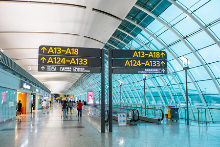 飞机实景摄影照片_机场傍晚航站楼飞机旅客摄影图配图