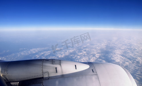 空中飞机摄影照片_空中飞机引擎下午引擎空中无摄影图配图