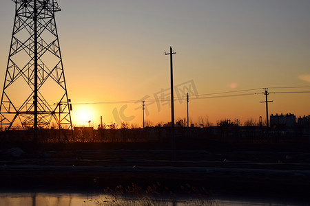 工厂建筑图摄影照片_夕阳下工地夕阳电线塔工地无摄影图配图