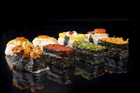 日式小吃美食寿司排列摄影图配图