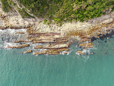 海俯拍摄影照片_俯拍海边礁石海浪风光摄影图配图