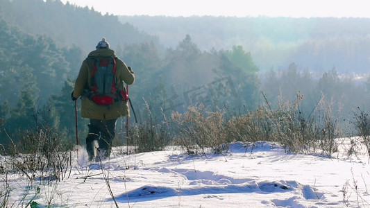 雪地雪景男人爬山登高登山跋涉