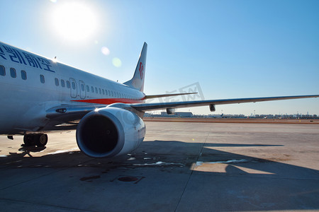 飞机高空摄影照片_机场航班下午飞机机场无摄影图配图