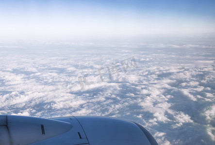 飞机高空摄影照片_飞机引擎下午引擎高空无摄影图配图