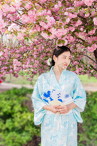 植物系摄影照片_樱花少女白天日系和服户外观赏摄影图配图