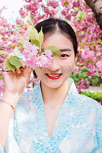 日系和服春季早上樱花少女户外赏花摄影图配图