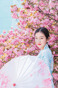 日系和服春季白天少女打伞樱花地赏花摄影图配图