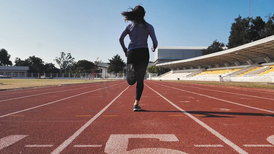 运动场女子跑步