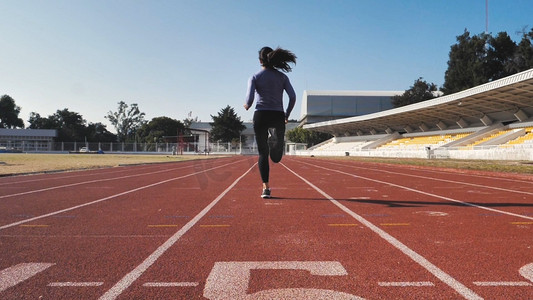 升格画面实拍逆光人物背影飘落落叶实拍美女夕阳下奔跑在操场跑步奔