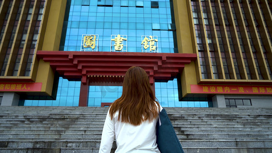 进图书馆的女同学背影和脚步特写