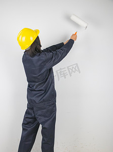 五一劳动节油漆工白天工人室内刷墙摄影图配图