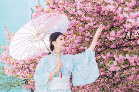 日系和服白天打伞少女户外赏花摄影图配图