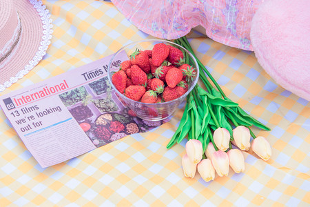 野餐白天鲜花草莓户外鲜花食品摄影图配图