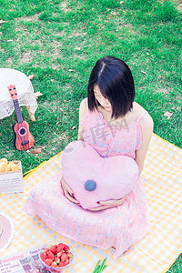 粉红色抱枕摄影照片_野餐人物早上人物野餐公园吃摄影图配图