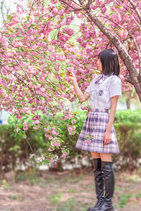 樱花人像白天美少女公园树下春游摄影图配图