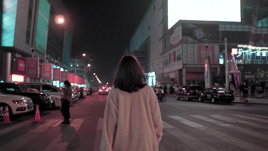 秋天晚上女孩在街道浪漫潇洒行走