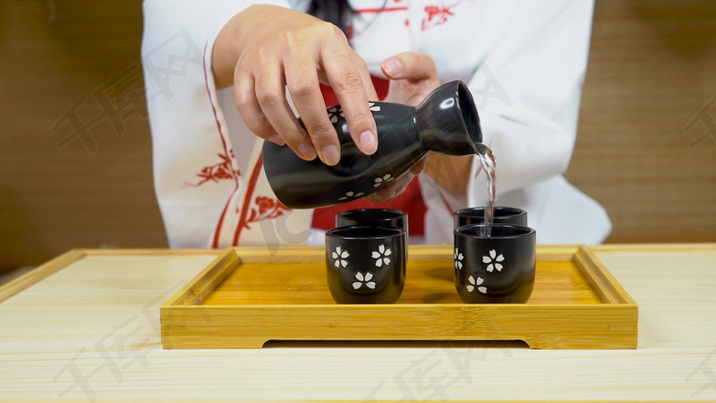 日系女孩倒酒日本清酒
