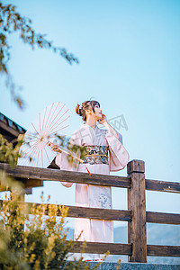 文艺日系人像白天穿着和服的少女日系栏杆撑伞抬头摄影图配图美女